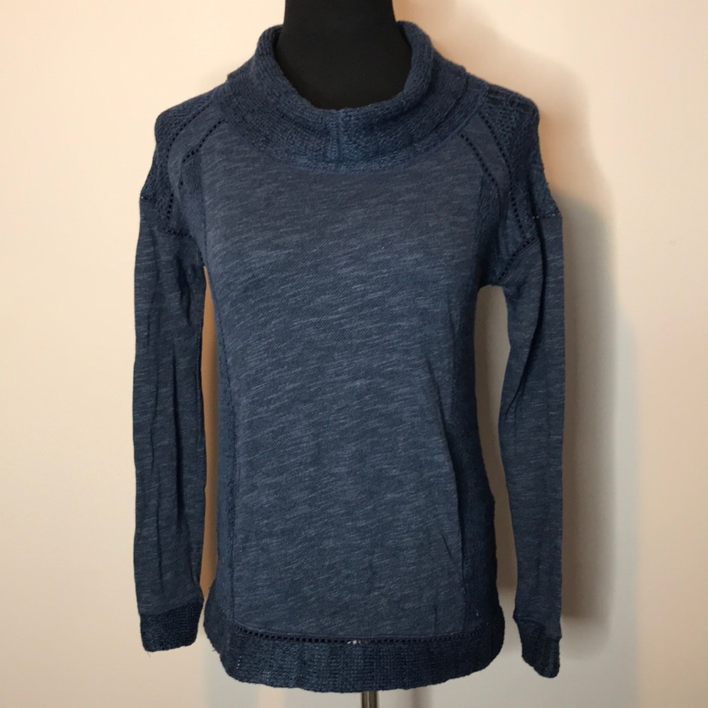 Lucky Brand soft sweater w/front pocket.
